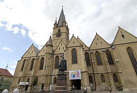 Evangelische Stadtpfarrkirche mit Denkmal des Bischofs Friedrich Teutsch in Sibiu (Hermannstadt) in Siebenbürgen, Rumänien (Archivbild von 2007)
