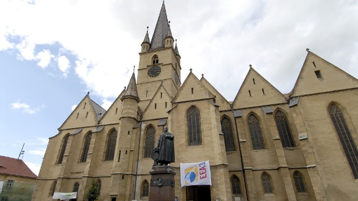 Evangelische Stadtpfarrkirche mit Denkmal des Bischofs Friedrich Teutsch in Sibiu (Hermannstadt) in Siebenbürgen, Rumänien (Archivbild von 2007)