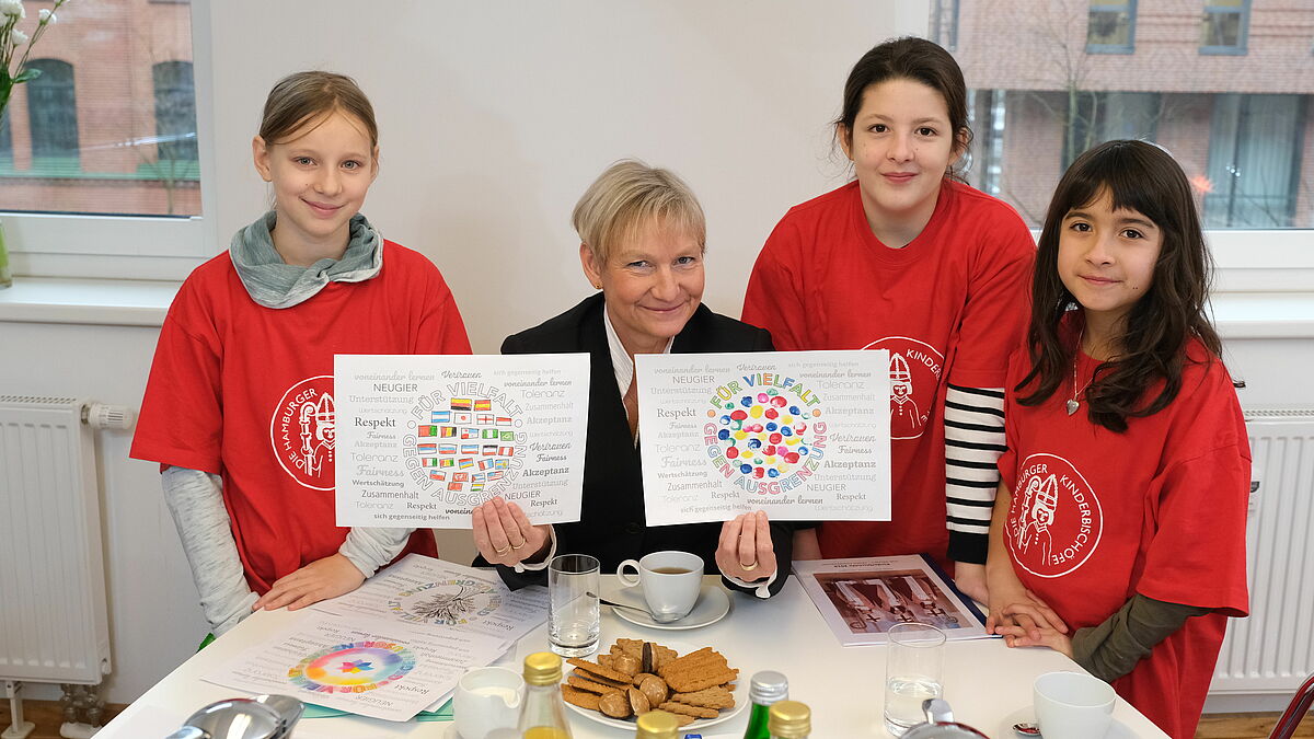 Gruppenbild: Emma Sciuk, Julia Tavaglione und Mathilde Mielich mit Kirsten Fehrs, Bischöfin im Sprengel Hamburg und Lübeck