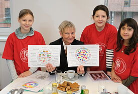 Gruppenbild: Emma Sciuk, Julia Tavaglione und Mathilde Mielich mit Kirsten Fehrs, Bischöfin im Sprengel Hamburg und Lübeck