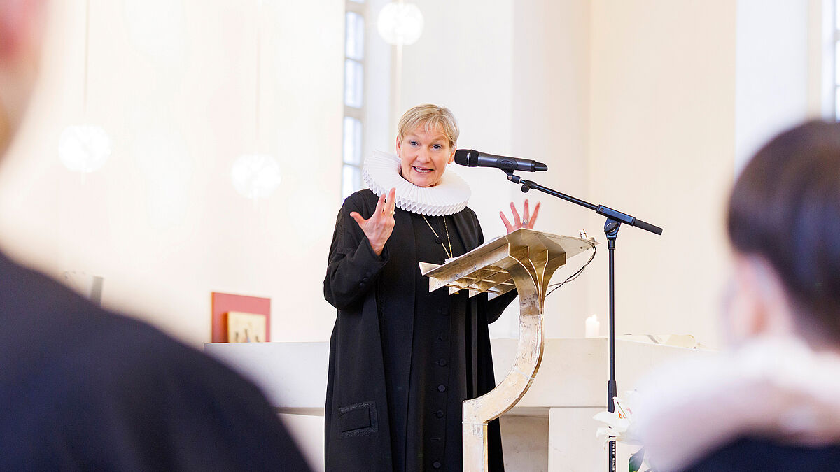 Bischöfin Fehrs beim Ordinationsgottesdienst in der Hauptkirche St. Trinitatis in Hamburg-Altona.