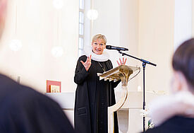 Bischöfin Fehrs beim Ordinationsgottesdienst in der Hauptkirche St. Trinitatis in Hamburg-Altona.