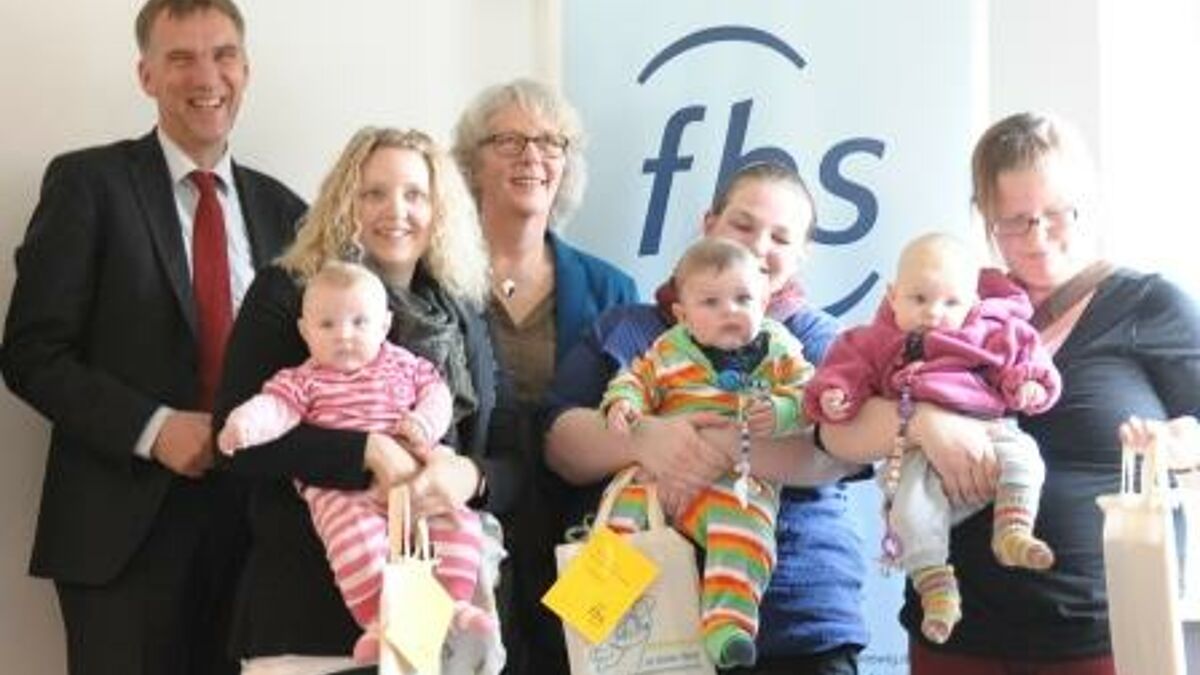 v.l.n.r. Bischof Jan Janssen (Ev. Kirche in Oldenburg), Jessica Roselius mit Zoe (Teilnehmerin Delfi-Kurs), Antje Schümann (Leiterin Familienbildungsstätte), Nadine Honschek mit Nolan und Julia Alt mit Lotta (beide Teilnehmerinnen des Delfi-Kurses)