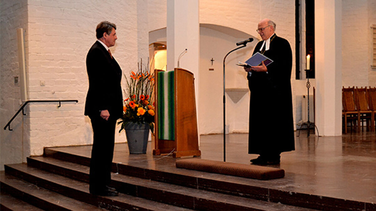 Während eines Festgottesdienstes in der Kieler St.-Nikolai-Kirche entpflichtete Landesbischof Gerhard Ulrich den Finanzdezernenten und Vizepräsidenten des Landeskirchenamtes Wichard von Heyden