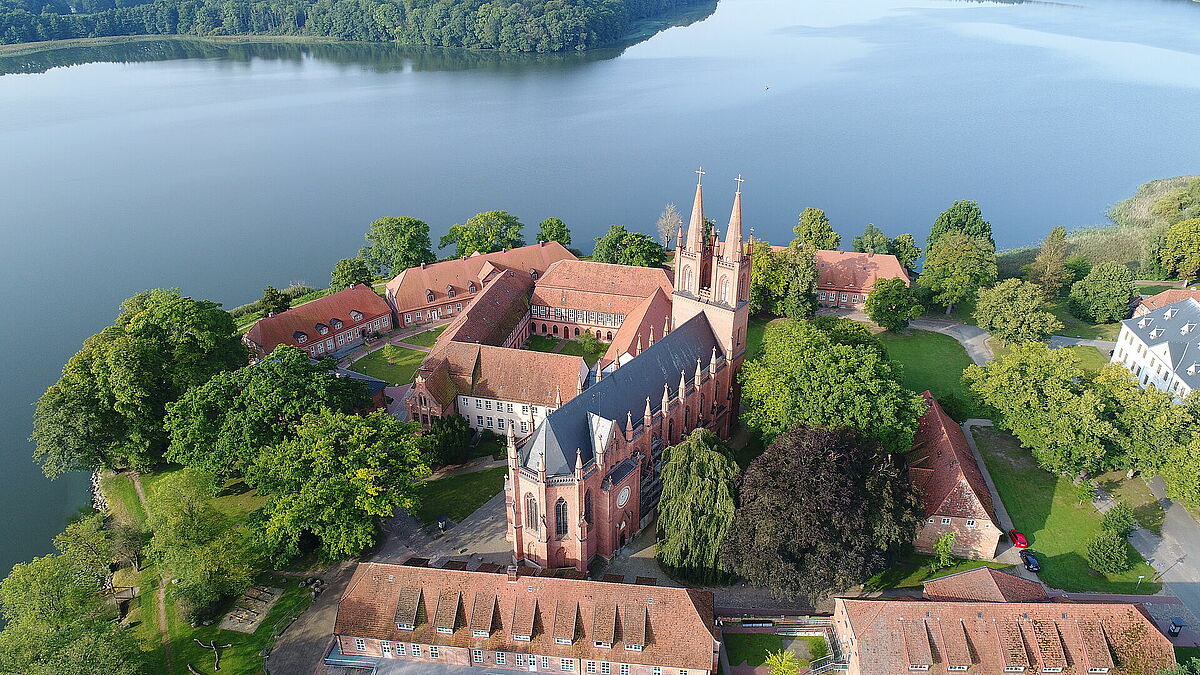 Das denkmalgeschützte Kloster Dobbertin wurde von Benediktinermönchen auf einer Halbinsel am Nordufer des Dobbertiner Sees gegründet. 