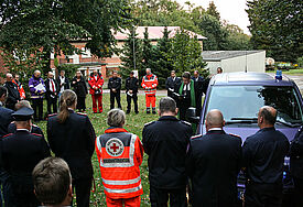 Propst Dirk Süssenbach segnet das neue Fahrzeug der Polizeiseelsorge im Gottesdienst für Retter und Helfer.