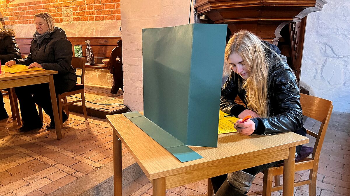 Ein ähnliches Bild wie in der Dorfkirche Lübsee war heute nordkirchenweit zwischen Sylt und Stralsund zu beobachten: 150.000 Wählerinnen und Wählern haben ihre Stimmen für die neuen Kirchengemeinderäte abgegeben.