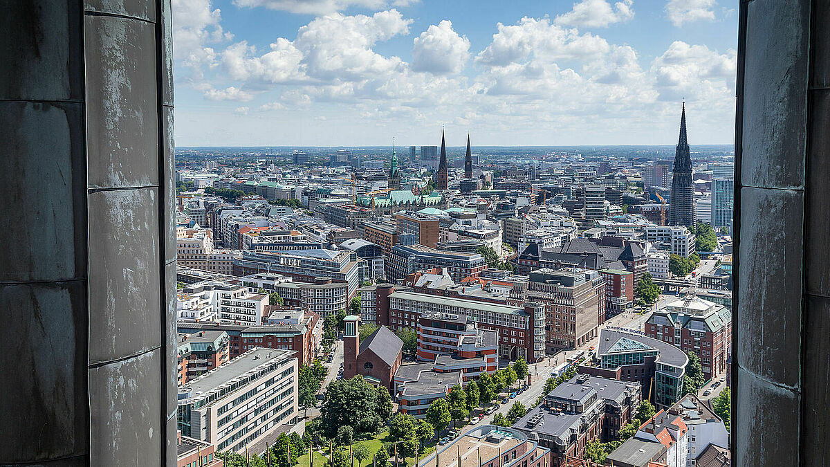 Blick vom Kirchturm St. Michaelis auf die Türme des Hamburger Rathauses und der Kirchen von St. Petri, St. Jacobi und dem Mahnmal der Nikolaikirche (von links)