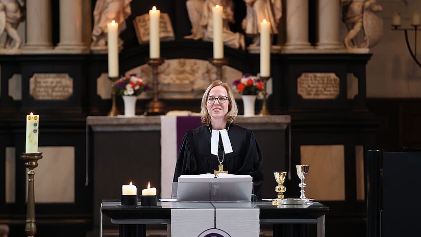 Bischöfin Nora Steen Bischöfin Nora Steen feiert Gottesdienst mit den Nordkirche-Synodalen in Lübeck-Travemünde.