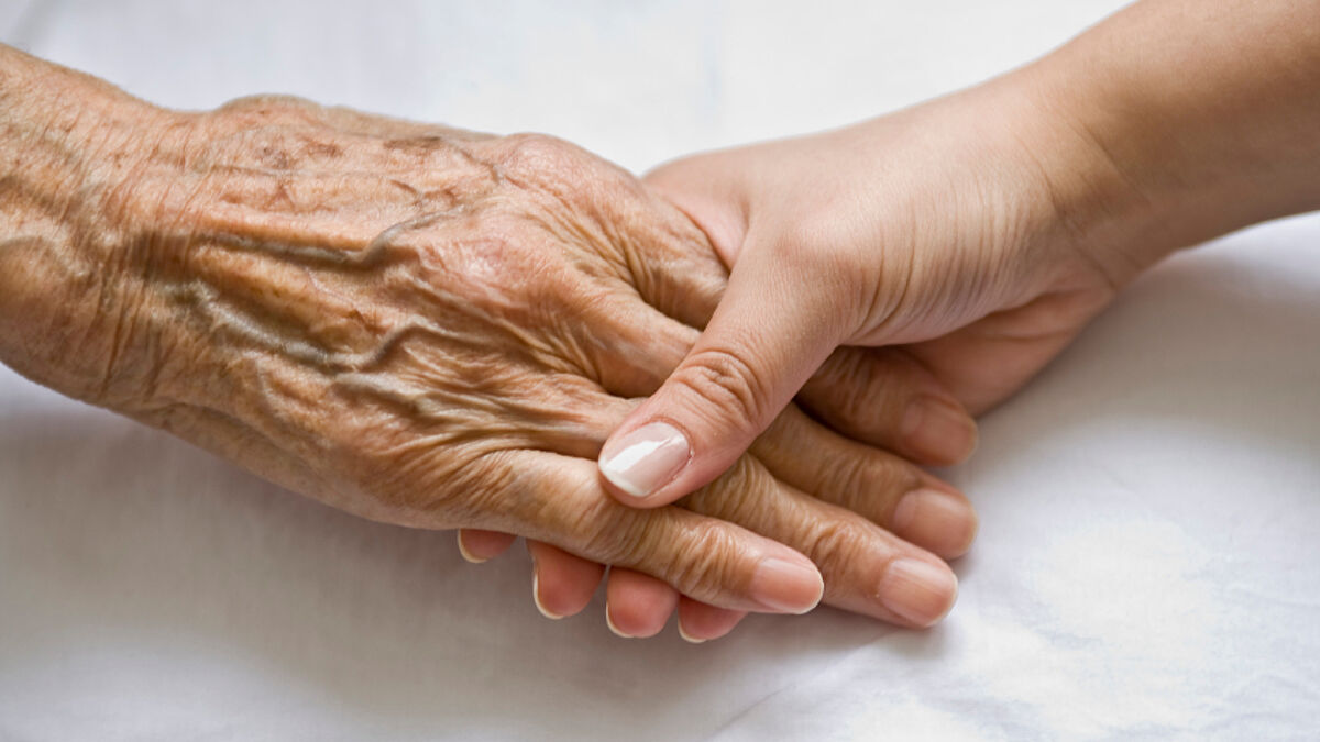 Einfach die Hand halten – auch das kann Sterbenden helfen
