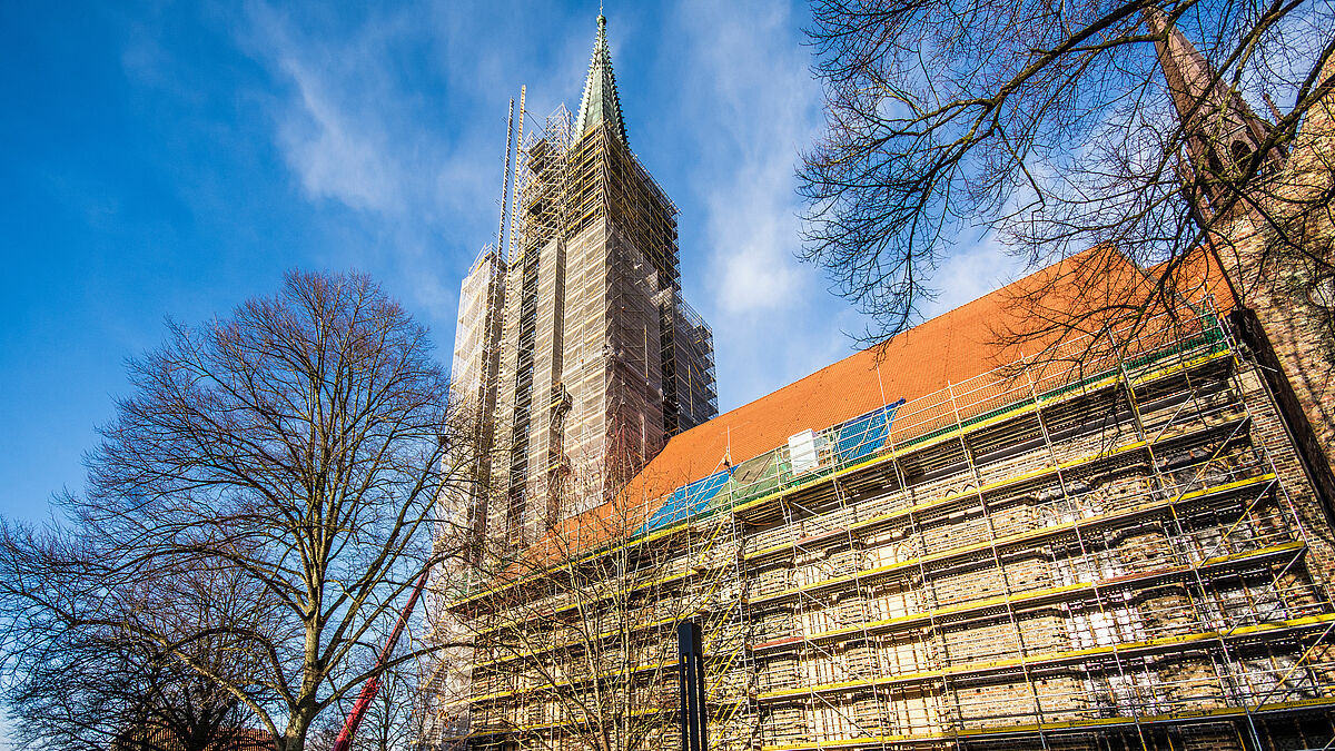 Der eingerüstete Schleswiger St.-Petri-Dom von der Südseite