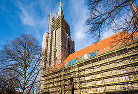 Der eingerüstete Schleswiger St.-Petri-Dom von der Südseite