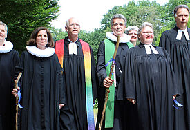 Die Pastoren und Pastorinnen der anliegenden Kirchgemeinden: Melanie Kirschstein, Iris Schuh-Bode, Reiner Hanno, Pilgerpastor Bernd Lohse, Tomke Ande, Idalena Urbach und Felix Moser.