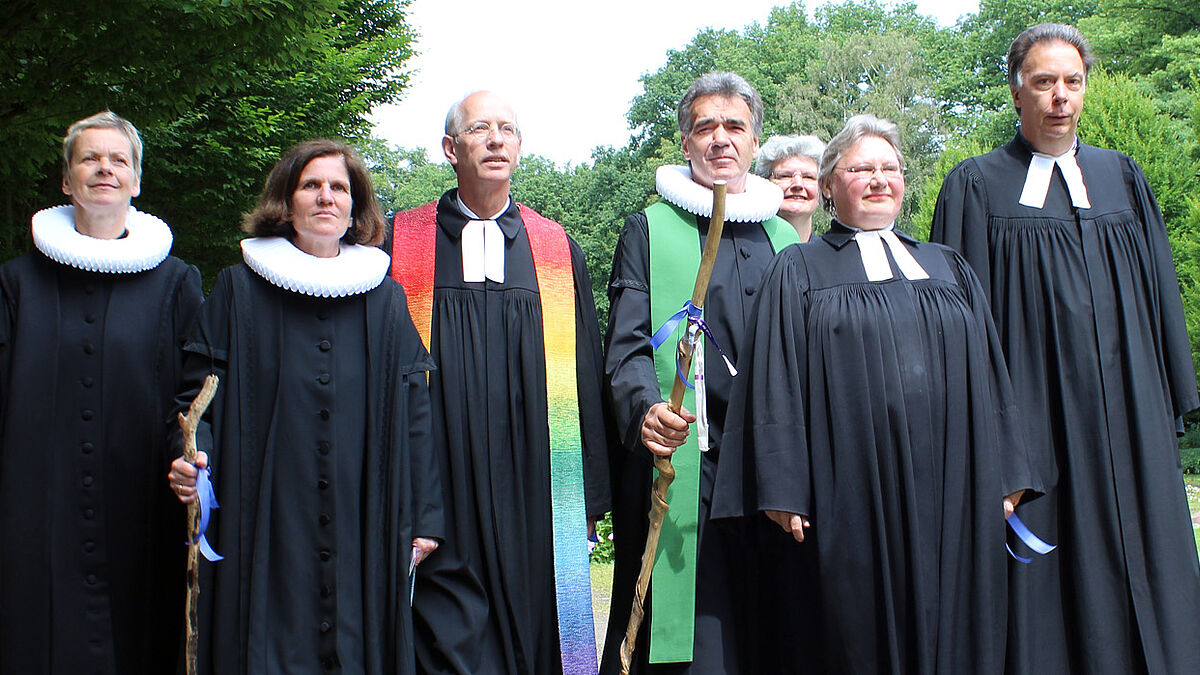 Die Pastoren und Pastorinnen der anliegenden Kirchgemeinden: Melanie Kirschstein, Iris Schuh-Bode, Reiner Hanno, Pilgerpastor Bernd Lohse, Tomke Ande, Idalena Urbach und Felix Moser.