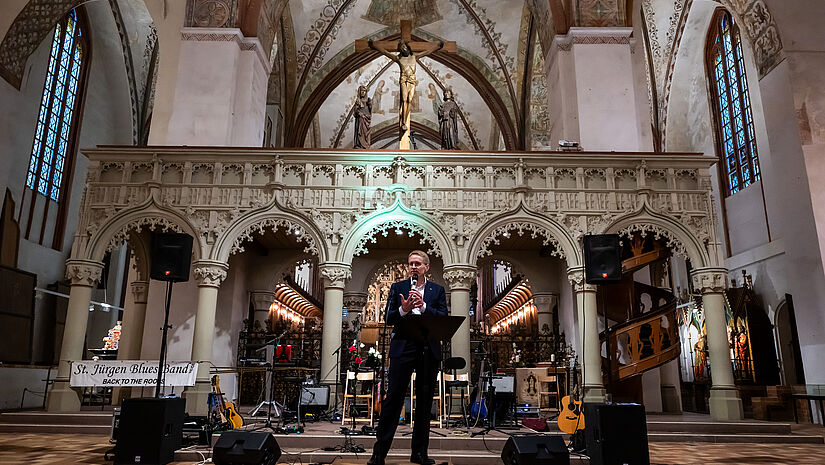 Ministerpräsident Daniel Günther sprach über die Bedeutung von Freiheit für den demokratischem Zusammenhalt und rief alle Anwesenden dazu auf, gemeinsam für diese Freiheit nicht nur einzustehen, sondern auch zu kämpfen, da wo es nötig ist.