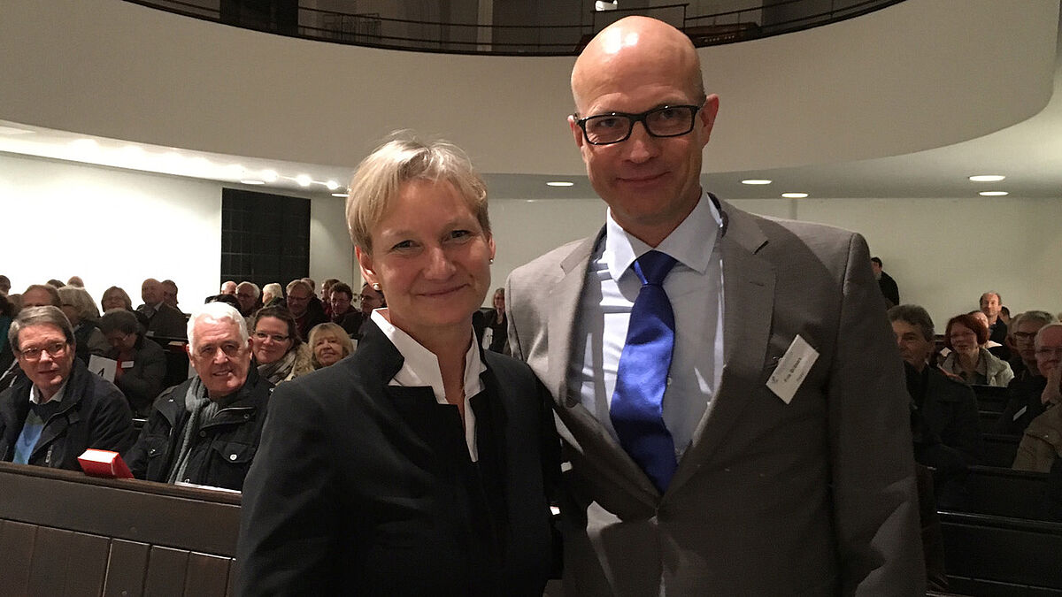 Bischöfin Fehrs gratuliert Frie Bräsen zur Wahl. Die Synodalen machten es spannend - erst im dritten Wahlgang gab es ein Ergebnis