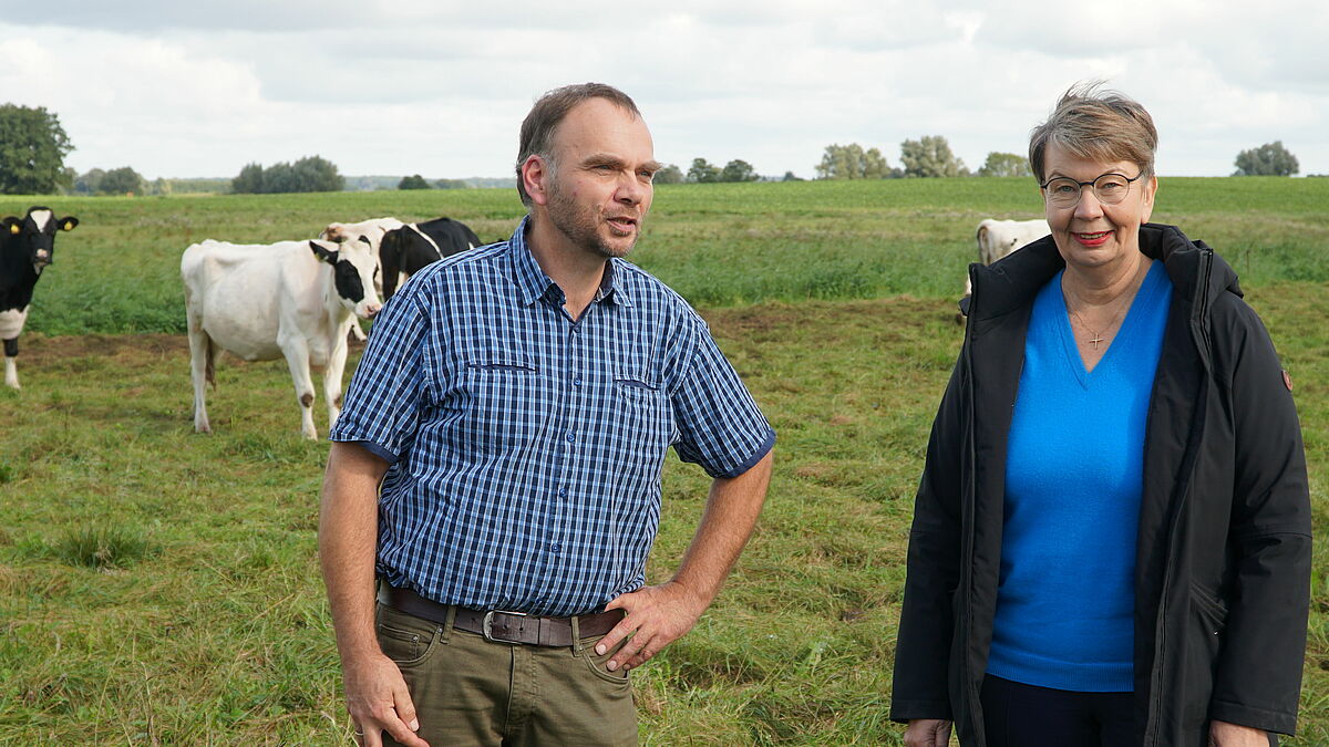 Treffen mit Landesbischöfin Kristina Kühnbaum-Schmidt im Herbst 2023: Dem Landwirt Claus-Dieter Tobaben ist es wichtig, in seiner täglichen Arbeit die Schöpfung zu bewahren und den Tieren mit Wertschätzung zu begegnen.