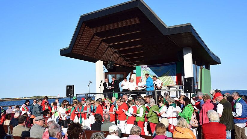 Helgoland Und sie können doch singen: Vor der Musikmuschel kamen die Helgoländer zusammen - und gewannen die Wette.