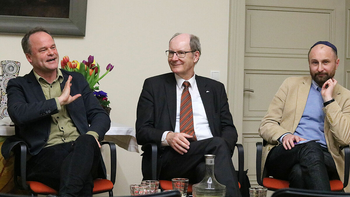 Bischof Tilman Jeremias (v.l.), Dr. Hansjörg Schmutzler und Landesrabbiner Kadnykov im Gespräch