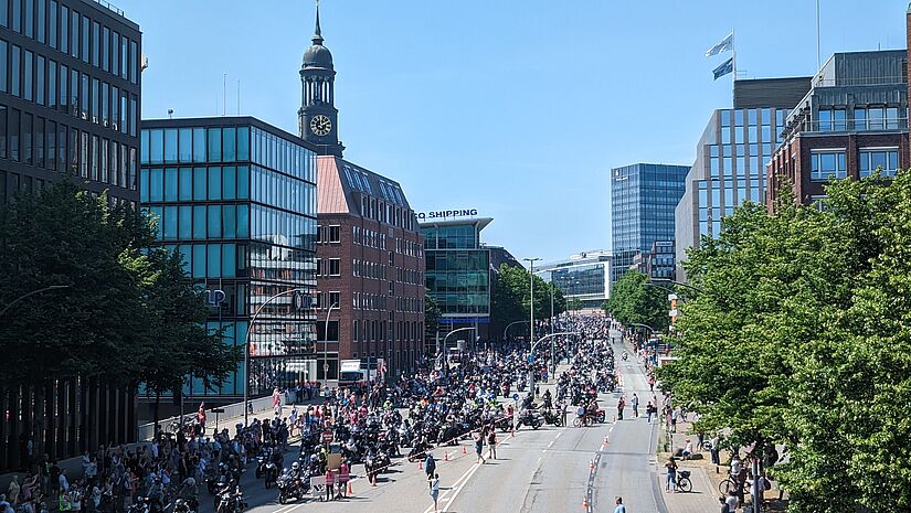 Tausende Motorradfahrer haben am 40. Hamburger Motorrad-Gottesdienst teilgenommen, diesmal wieder mit Konvoi. 2023 gab es wieder eine Konvoi, an dem tausende Biker teilnahmen.