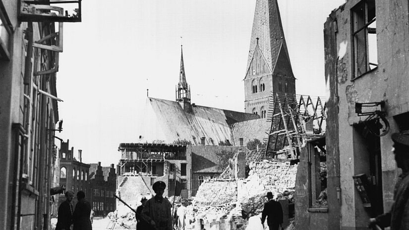 Blick aus der Schumacherstraße auf die Kirche St. Aegidien in Lübeck nach den Bombenangriffen der der Royal Air Force Ende März 1942.
