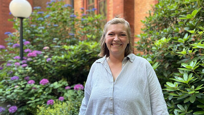 Pastorin Laura Koch-Pauka im Garten hinter der Kirche der Stille.