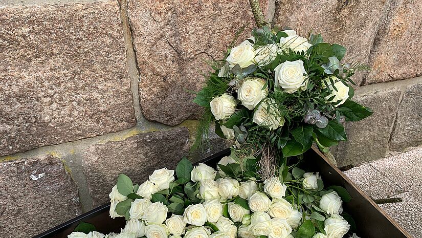 Weiße Rosen für die Teilnehmerinnen und Teilnehmer des Gottesdienstes.