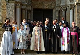 Gruppenbild mit Bischof: Am 6. September wurde Gothart Magaard (Mitte) im Schleswiger Dom in sein Amt als Bischof im Sprengel Schleswig und Holstein eingeführt