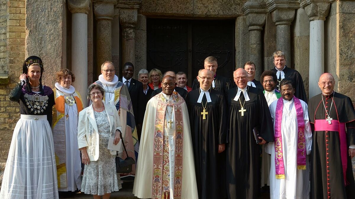 Gruppenbild mit Bischof: Am 6. September wurde Gothart Magaard (Mitte) im Schleswiger Dom in sein Amt als Bischof im Sprengel Schleswig und Holstein eingeführt