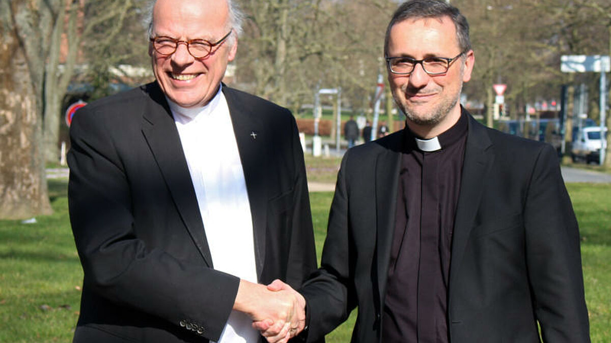 Der Landesbischof der evangelischen Nordkirche, Gerhard Ulrich (l.), und der Erzbischof von Hamburg, Stefan Heße