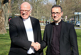 Der Landesbischof der evangelischen Nordkirche, Gerhard Ulrich (l.), und der Erzbischof von Hamburg, Stefan Heße