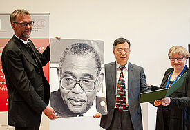 EMW-Vorstandsvorsitzender Bischof Jan Janssen (links), daneben der Generalsekretär der Drei-Selbst-Bewegung, Pastor Xiaohong Xu, und Bischöfin em. Bärbel Wartenberg-Potter