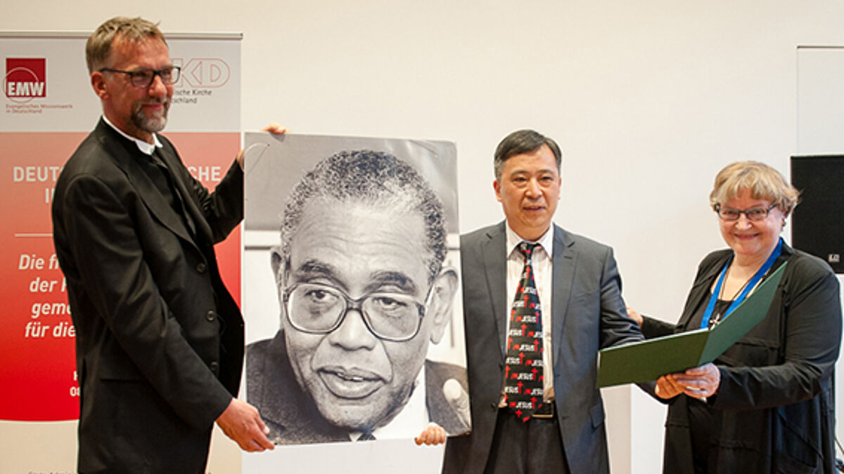 EMW-Vorstandsvorsitzender Bischof Jan Janssen (links), daneben der Generalsekretär der Drei-Selbst-Bewegung, Pastor Xiaohong Xu, und Bischöfin em. Bärbel Wartenberg-Potter