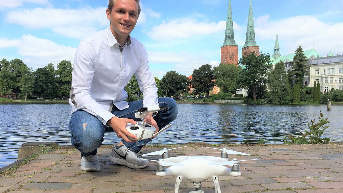 Lübecker Peer Christesen (20) hat den Drohnenfilm von den sieben Türmen der Lübecker  Innenstadtkirchen produziert 