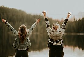 Frauen auf einer Wiese 