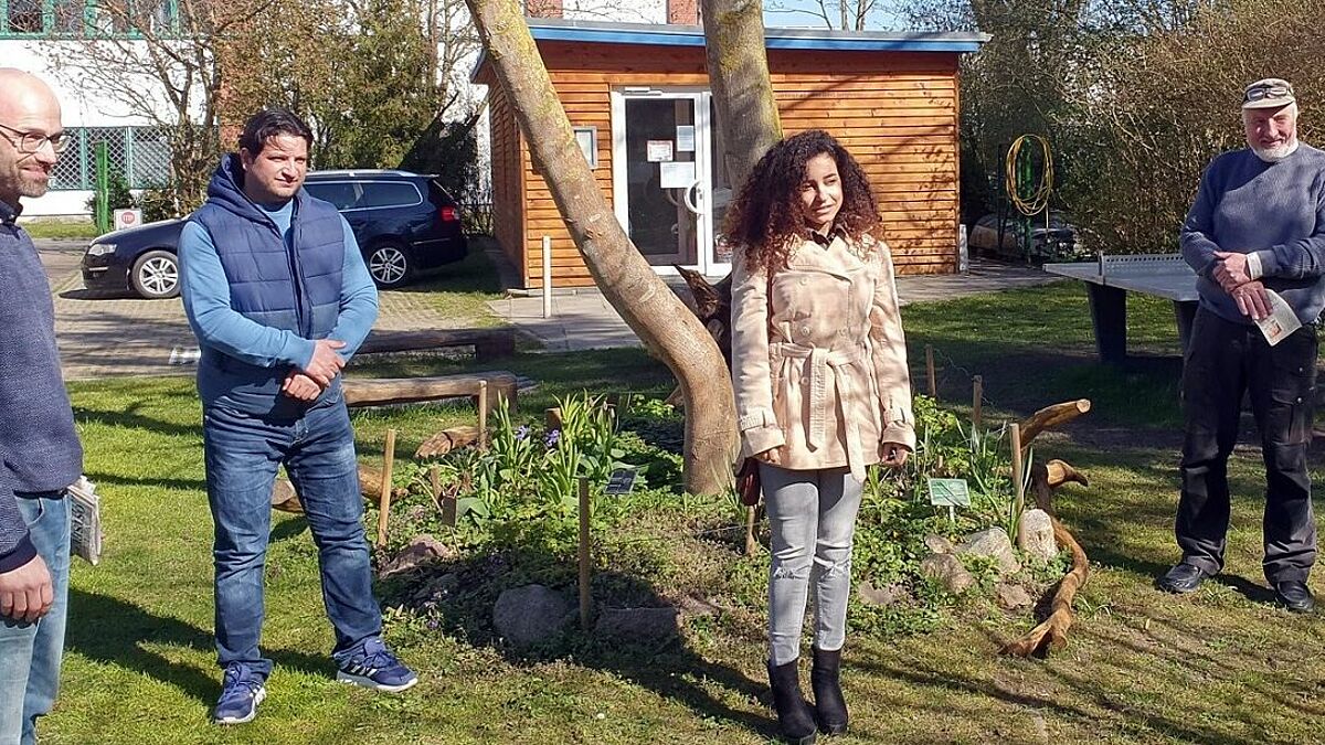 Streetworker Benjamin Kohlstedt sowie die Initiatoren Taher Sayadi und Reem Ammori besprechen mit NBZ-Einsatzstellenleiter Thomas Nitz die Projekte für das Netzwerk zur Corona-Hilfe vor dem Nachbarschaftszentrum im Stralsunder Stadtteil Grünhufe (v.li.n.re.). 