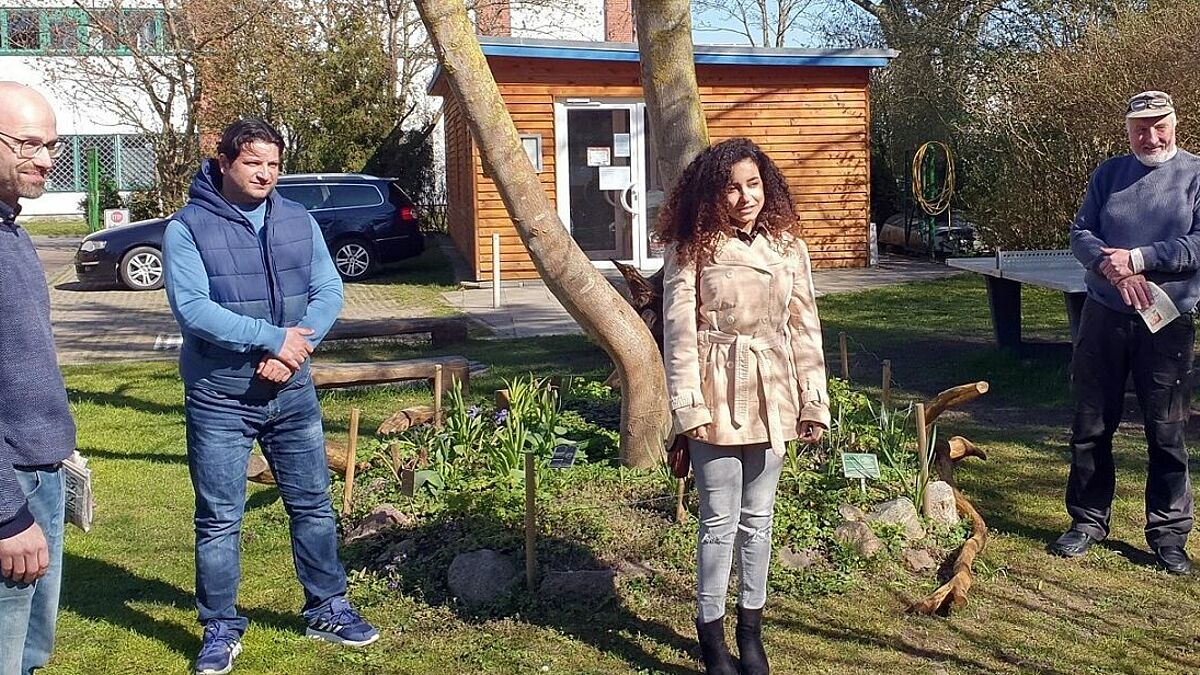 Streetworker Benjamin Kohlstedt sowie die Initiatoren Taher Sayadi und Reem Ammori besprechen mit NBZ-Einsatzstellenleiter Thomas Nitz die Projekte (von links, Archiv).