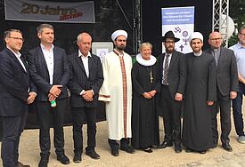 Vertreter der Religionsgemeinschaften stehen zusammen