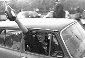 Ein Prost auf die Wende: Als die Mauer fällt, stürmen die Menschen mit ihren Trabis die Grenze Richtung Westen