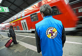 Sie sind fast immer da und helfen weiter: Mitarbeitende und Ehrenamtliche der Bahnhofsmission Foto: epd-bild / Jens Schlüter