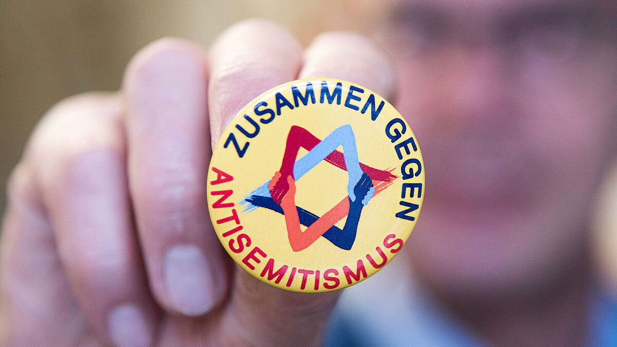 Die Stralsunder Initiative erinnert an die Verfolgung jüdischer Bürger und Bürgerinnen in Stralsund. Sie schafft Bildungsangebote, verlegt Stolpersteine und erinnert mit Kulturveranstaltungen an das jüdische Leben in der Stadt.