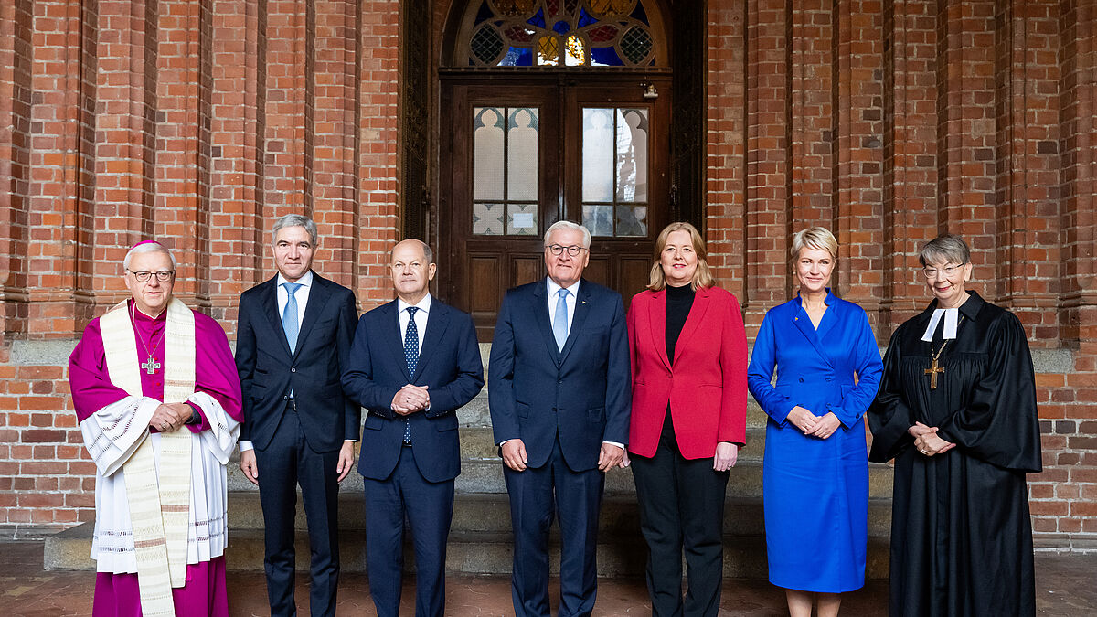 Vor dem ökumenischen Gottesdienst zur Feier des Tags der Deutschen Einheit: Erzbischof Dr. Heiner Koch, der Präsident des Bundesverfassungsgerichtes, Stephan Harbarth, Bundeskanzler Olaf Scholz, Bundespräsident Frank-Walter Steinmeier, Bundestags-Präsidentin Bärbel Bas, Ministerpräsidentin Manuela Schwesig und Landesbischöfin Kristina Kühnbaum-Schmidt (v.l.n.r) am Turmportal des Doms zu Schwerin.