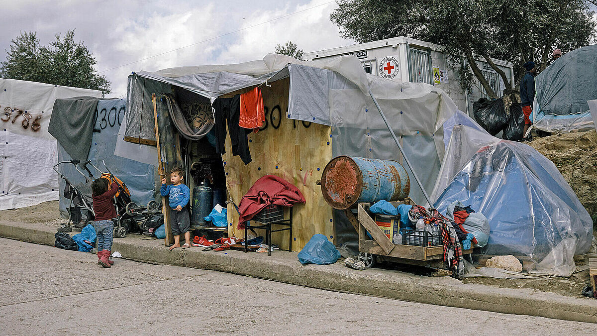 Das Lager Moria auf Lesbos ist für 3.000 Geflüchtete ausgelegt, heute drängen sich dort über 17.000 Menschen. Vor allem die Kinder leiden unter der absoluten Perspektivlosigkeit (Foto vom 28.Februar 2020). 