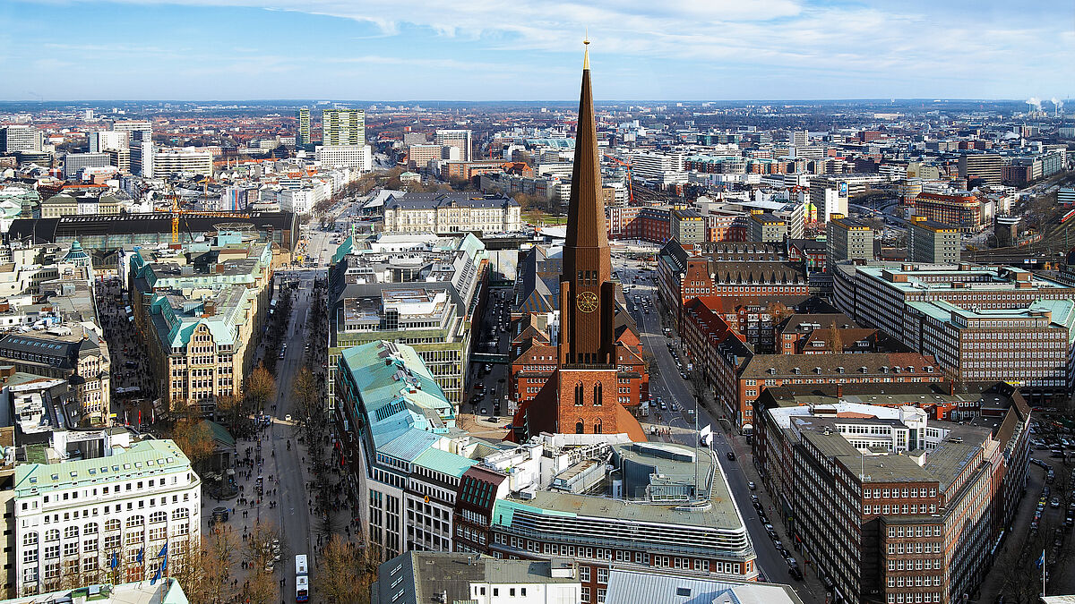 Die St. Jacobi Kirche in der Hamburger Innenstadt. Trotz vieler Veränderungen im Laufe der Geschichte und massiver Zerstörungen im Zweiten Weltkrieg ist die Kirche einer der wenigen erhaltenen mittelalterlichen Bauten in der Stadtmitte. Erstmalig erwähnt wurde sie im Jahr 1255 als Pilgerkapelle.