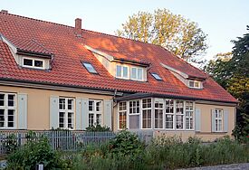 Der naturnahe Garten hinter dem Pfarrhaus in Wusterhusen bietet Erholung für Besucherinnen und Besucher sowie vielen Insekten und Wildblumen ein Zuhause. 