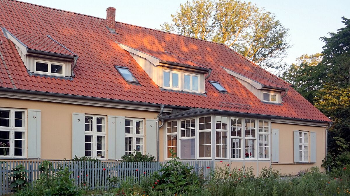 Der naturnahe Garten hinter dem Pfarrhaus in Wusterhusen bietet Erholung für Besucherinnen und Besucher sowie vielen Insekten und Wildblumen ein Zuhause. 