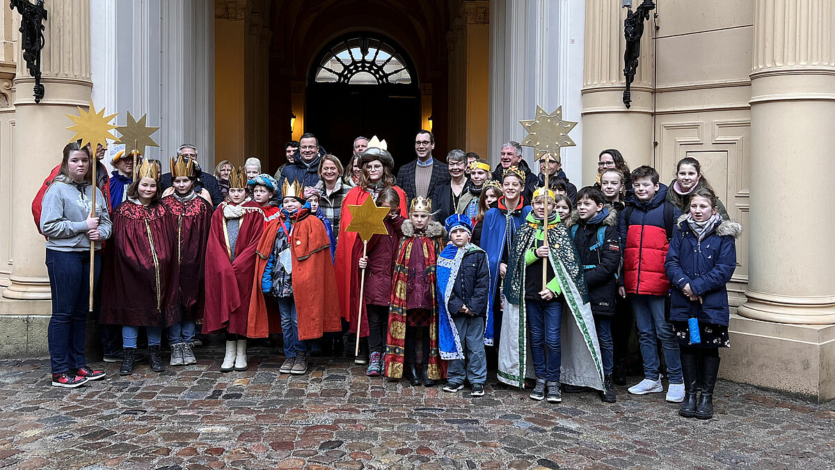 Sternsingerkinder aus verschiedenen Kirchengemeinden Mecklenburg-Vorpommerns und der Schweriner Montessori-Schule an Epiphanias 2023 vor dem Schweriner Landtag.