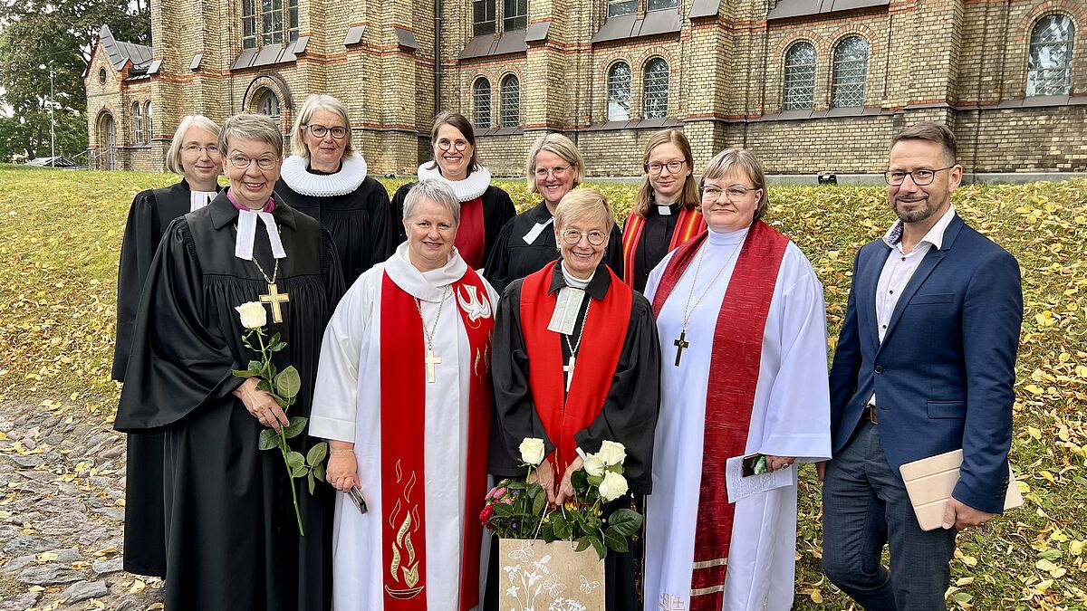 Landesbischöfin Kristina Kühnbaum-Schmidt (2.v.l.) mit lettischen Theologinnen und Mitgliedern der Nordkirchen-Delegation nach dem Jubiläumsgottesdienst vor der Rigaer Lutherkirche. @Annelie Haack-Birgden / Nordkirche