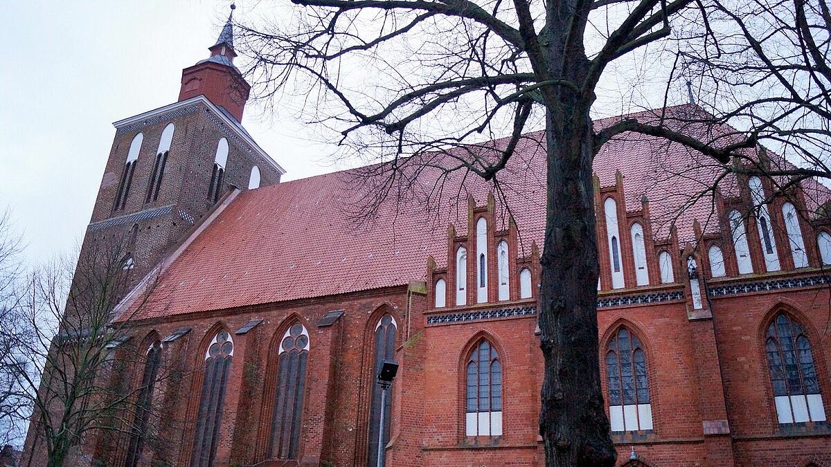 Mit der erfolgreichen Instandsetzung des Kirchturms ist die Grundsanierung der St. Petri Kirche in Altentreptow nach rund 37 Jahren abgeschlossen. 