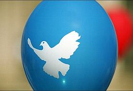 Friedenstaube auf einem Luftballon der Friedensbewegung.
